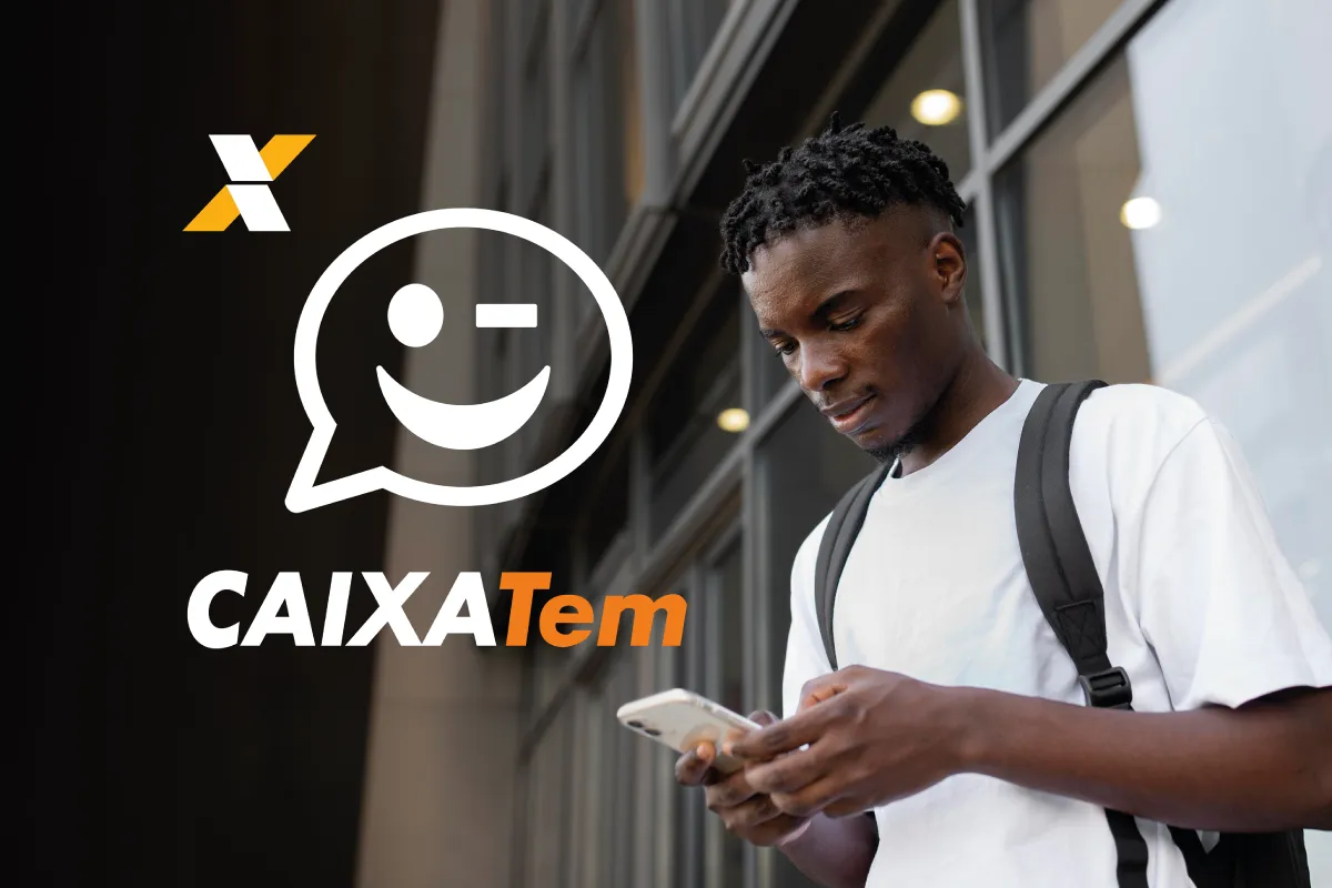 Pessoa utilizando o aplicativo Caixa Tem no smartphone para consultar benefício.