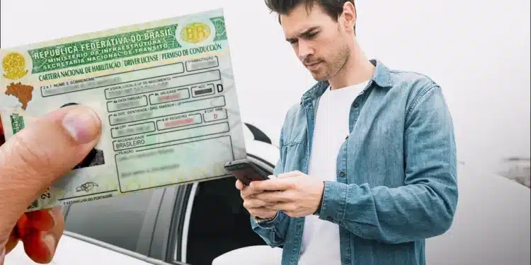 Imagem ilustrativa sobre a renovação automática e gratuita da CNH, com um homem segurando a CNH enquanto utiliza o celular.