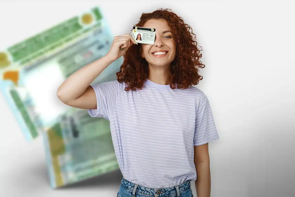 Mulher sorrindo e segurando a CNH frente ao fundo desfocado com documentos relacionados à habilitação, ilustrando as mudanças na Portaria nº 927/2025 da Senatran.