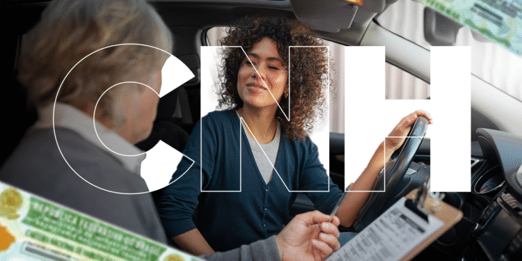 Mulher ao volante durante aula prática de direção sendo avaliada por instrutor com prancheta e modelo de CNH sobreposto.