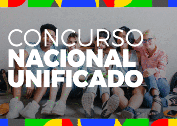 Grupo diverso de jovens candidatos reunidos aguardando novidades sobre a terceira edição do Concurso Nacional Unificado.