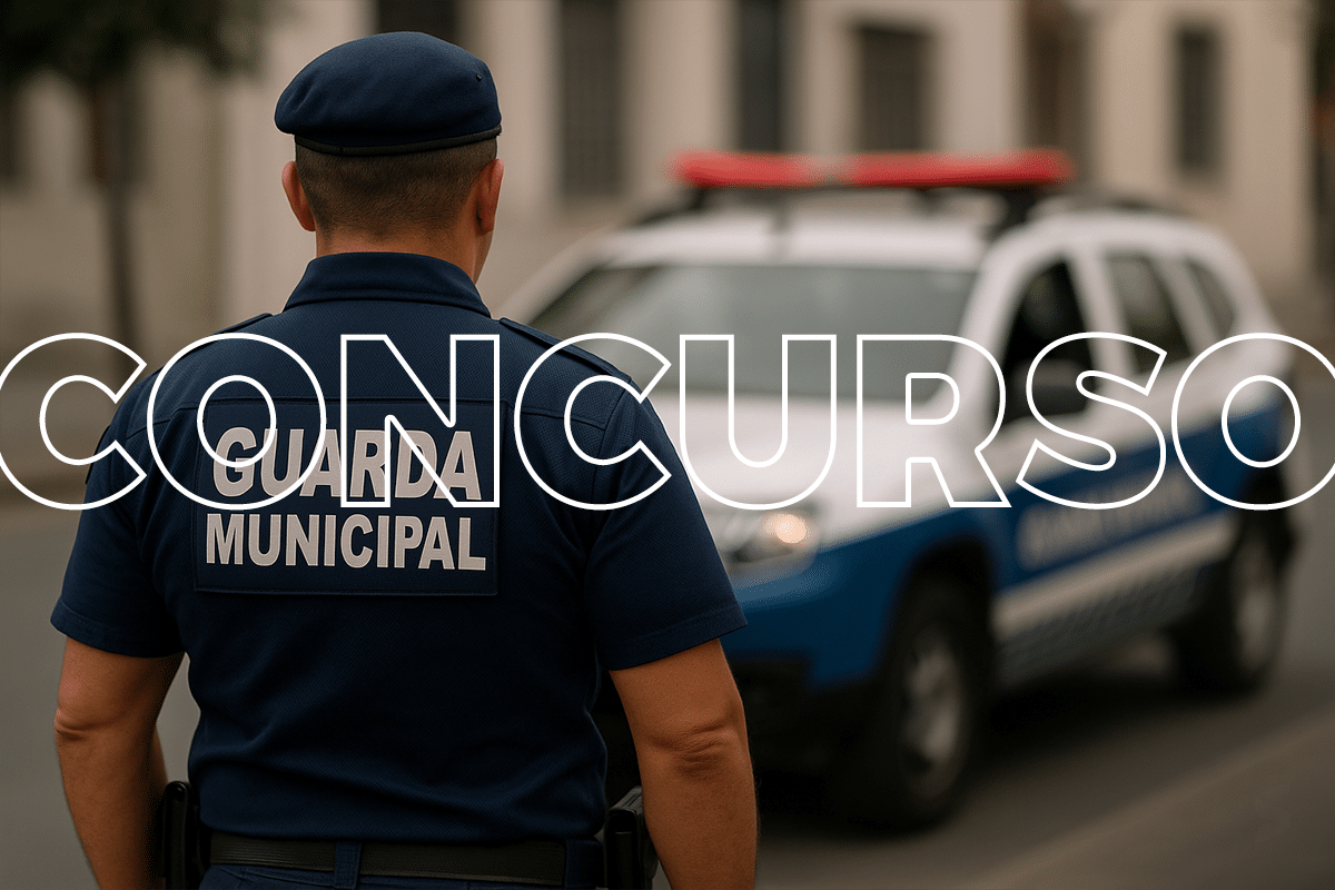 Agente da Guarda Municipal uniformizado observando viatura oficial em serviço de patrulhamento urbano.