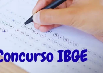 Pessoa marcando respostas em cartão de prova de concurso público, representando o cronograma atualizado do concurso do IBGE.