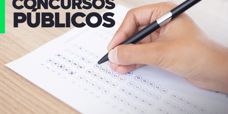 Pessoa respondendo questões de concurso público, com a palavra 'Concursos Públicos' destacada.