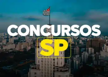 Vista aérea da cidade de São Paulo com bandeira e texto concursos SP destaque.