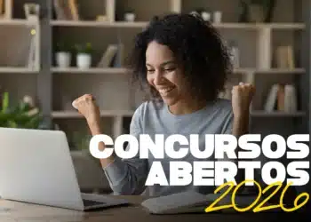 Mulher feliz comemorando diante de laptop, com texto concursos abertos 2026 destacado na imagem