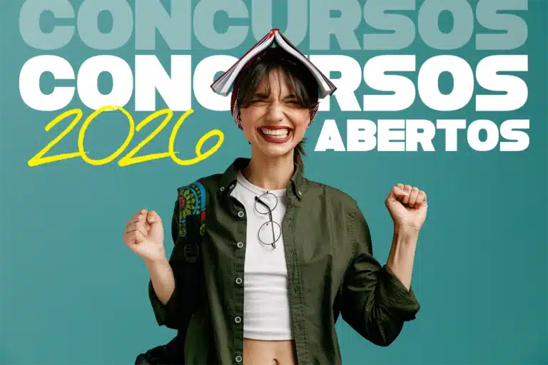 Jovem animada com livro aberto na cabeça celebrando concursos abertos 2026