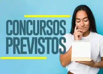 Mulher jovem segurando calendário com texto concursos previstos em fundo azul claro