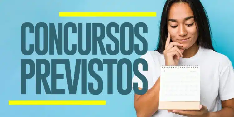 Mulher jovem segurando calendário enquanto pensa em concursos previstos no fundo azul