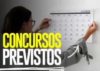 Mulher organizando calendário na parede com texto sobre concursos previstos em amarelo e branco
