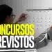 Mulher organizando calendário na parede com texto sobre concursos previstos em amarelo e branco