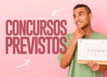 Homem jovem segurando calendário com datas marcadas e texto grande concursos previstos sobre fundo rosa