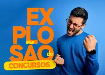 Homem animado comemorando ao lado da frase Explosão de Concursos em fundo azul