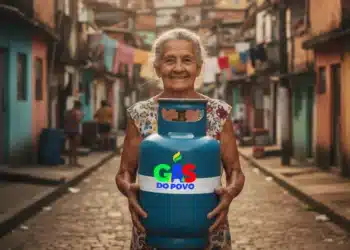 Idosa segurando botijão de gás em rua de comunidade com o logo do programa Gás do Povo, que amplia acesso a famílias fora das capitais.