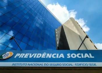 Fachada moderna do prédio da Previdência Social relacionada às novas regras de aposentadoria do INSS para 2026.