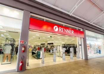 Fachada de loja da Renner com destaque para oportunidades de emprego no fim de ano.