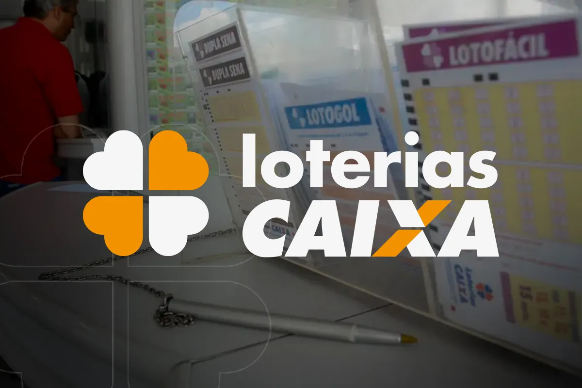 Loterias Caixa Cartelas de jogos da loteria Caixa expostas em balcão de aposta com pessoa ao fundo.