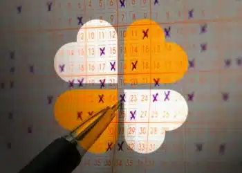 Caneta marcando números em cartão de loteria da Mega da Virada