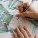 Aposta na Mega da Virada com cupons da loteria em destaque, simbolizando a busca pela sorte e os números da sorte para o Ano Novo.