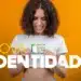 Mulher sorridente segurando nova carteira de identidade brasileira em fundo amarelo