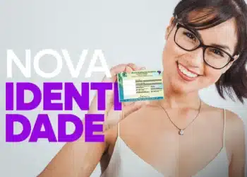 Nova Carteira de Identidade do Brasil com mulher sorrindo e segurando o documento. Saiba quanto custa a emissão da nova identidade em seu estado.