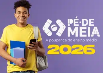 Imagem de jovem sorridente com mochila, segurando cadernos e celular, sobre fundo roxo, representando o programa 'Pé-de-Meia 2026', que oferece incentivo de R$ 1.000 para estudantes do ensino médio.