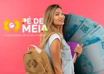 Estudante do ensino médio com mochila segurando cadernos e dinheiro, representando o pagamento da 10ª parcela do Pé-de-Meia