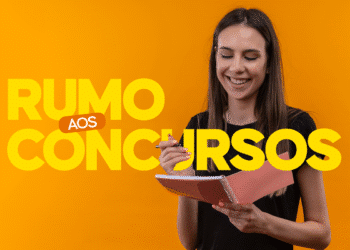Jovem mulher sorrindo, estudando com caderno e caneta, fundo laranja com texto Rumo aos Concursos