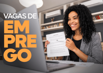 Mulher sorridente segura contrato em reunião online em escritório moderno com prateleiras de livros