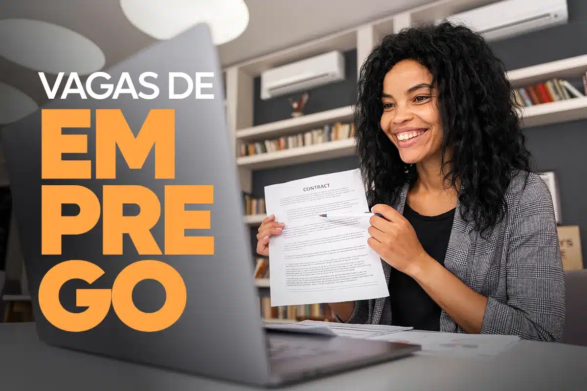 Mulher sorrindo com contrato em mãos, acompanhada de laptop, ilustrando o processo seletivo do Grupo Boticário. 