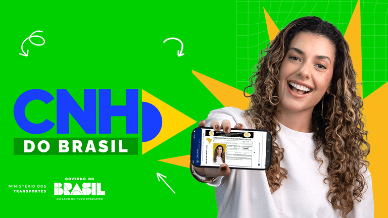 Usuária exibindo no celular o aplicativo CNH do Brasil para acompanhamento das etapas da habilitação.