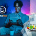 Imagem promocional do app Caixa Tem e Programa Bolsa Família 2026, mostrando uma pessoa utilizando um tablet com dinheiro em destaque.