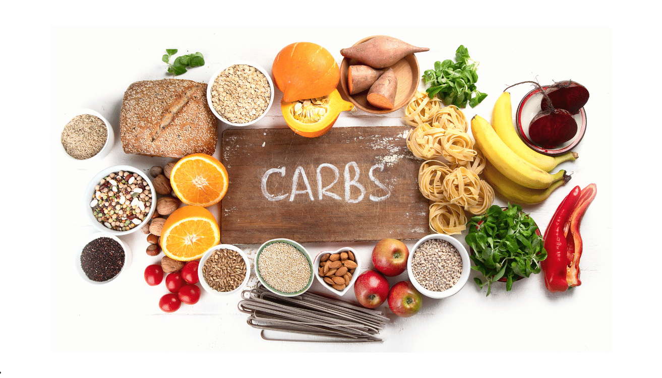 carboidratos Variedade de alimentos ricos em carboidratos como pão integral, frutas, legumes, aveia e massas em torno de placa de madeira.