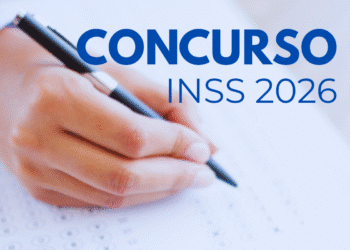 Mão segurando caneta preenchendo prova de concurso do INSS 2026 em folha de respostas