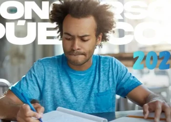 Pessoa estudando para concursos públicos em 2026, com foco no início do ano.