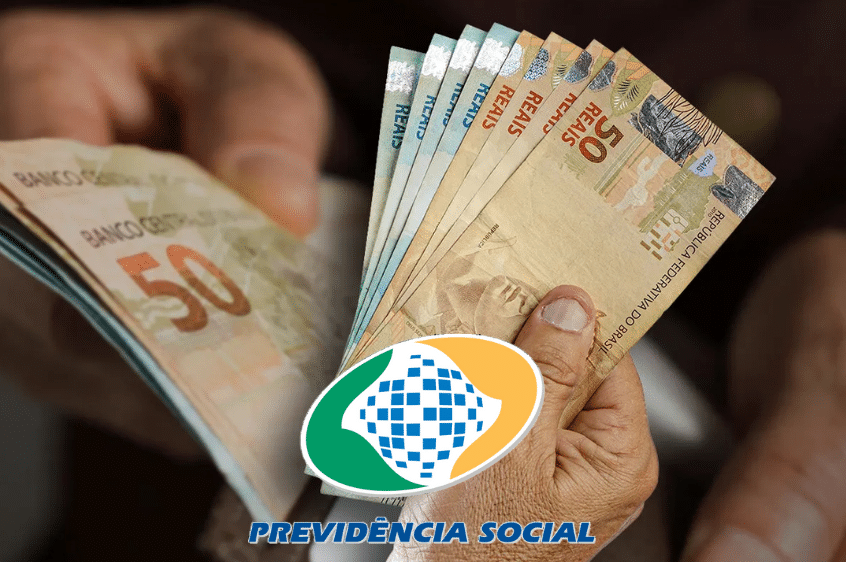 Mão segurando notas de real representando o pagamento do teto do INSS de R$ 8.157,41 com pagamento em janeiro de 2026
