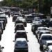 Trânsito congestionado em ruas de cidade após aprovação da PEC sobre isenção do IPVA para alguns veículos