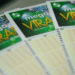 Vários bilhetes da Mega da Virada com logo e números para aposta.