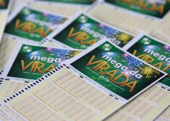 Bilhetes da Mega da Virada 2025, com destaque para as apostas e o tema da loteria.