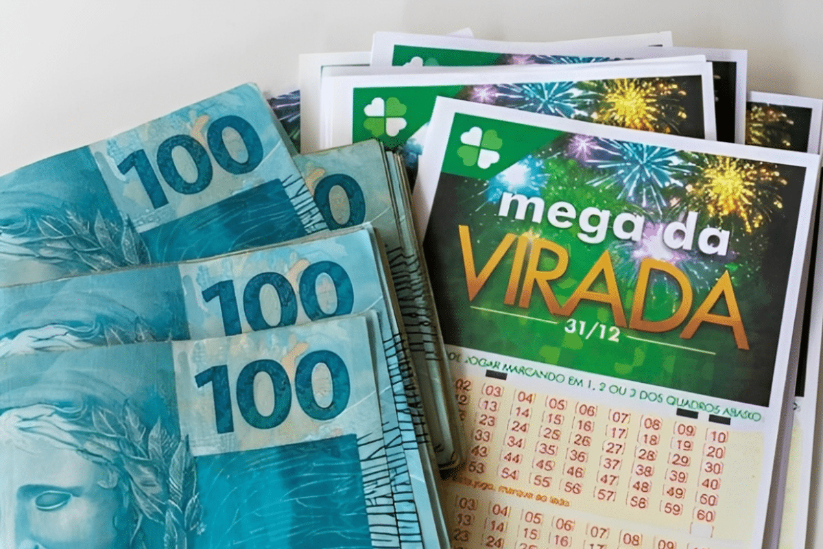 Dinheiro em notas de cem reais ao lado de bilhetes da Mega da Virada