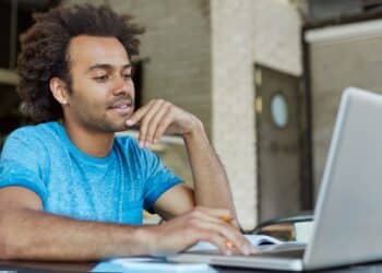 Usuário utilizando notebook para ativar o modo explicativo do ChatGPT e esclarecer dúvidas online