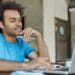 Usuário utilizando notebook para ativar o modo explicativo do ChatGPT e esclarecer dúvidas online
