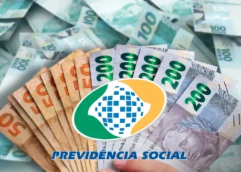 Notas de dinheiro e logo da Previdência Social sobre o tema 13º salário do INSS em 2026.