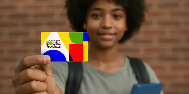 Criança sorrindo e segurando o cartão do Programa Bolsa Família 2026, com design colorido e moderno.