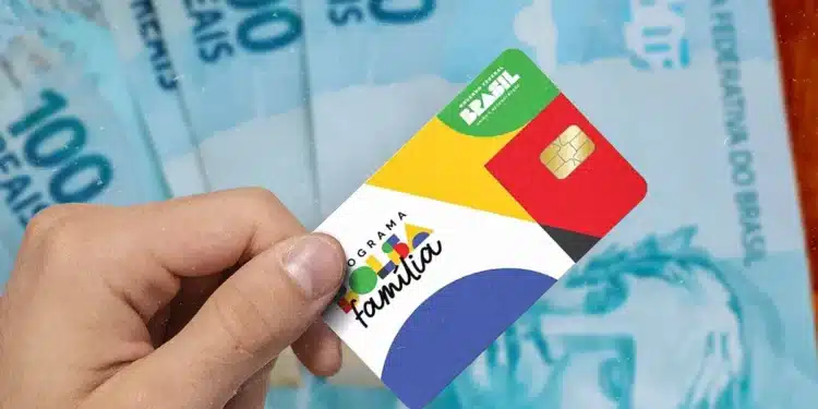 Cartão do Bolsa Família com fundo de cédulas de 100 reais, representando o benefício de R$ 1.000 a ser pago em janeiro.