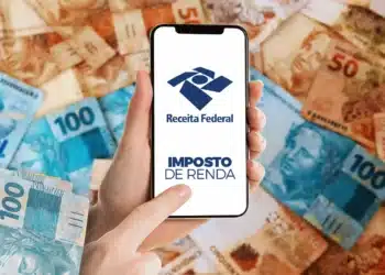 Smartphone exibindo logo da Receita Federal e texto Imposto de Renda cercado por notas de 50 e 100 reais.