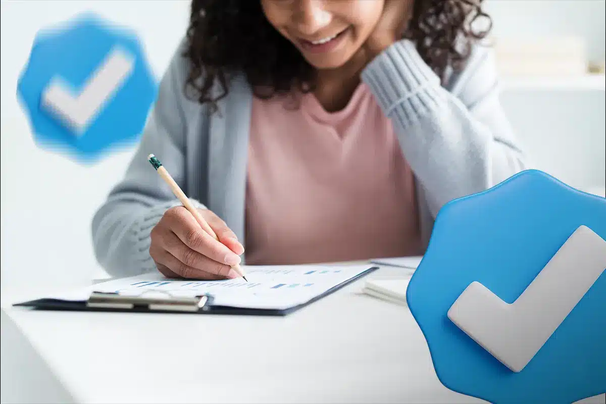 Checklist de tarefas concluídas para organização eficiente Mulher sorrindo, preenchendo checklist em prancheta, com ícones de check