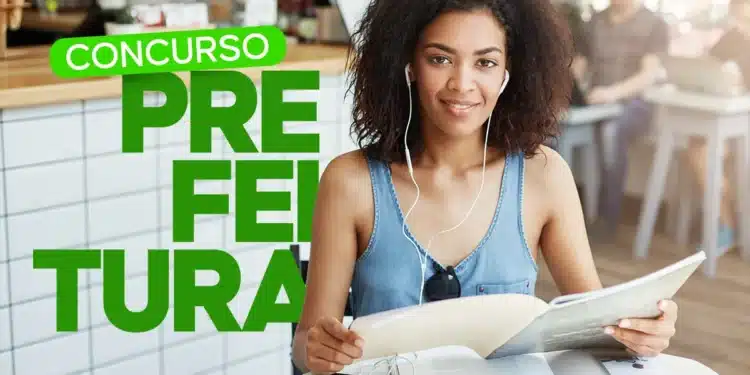 Candidata se preparando para concurso público municipal com materiais de estudo