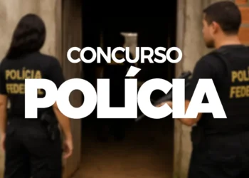 Dois agentes da Polícia Federal de costas, com arma, entrando em ambiente escuro