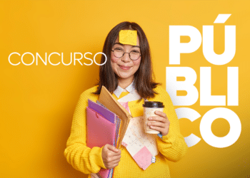 Estudante de óculos segurando pastas com anotações e copo de café com texto Concurso Público em fundo amarelo